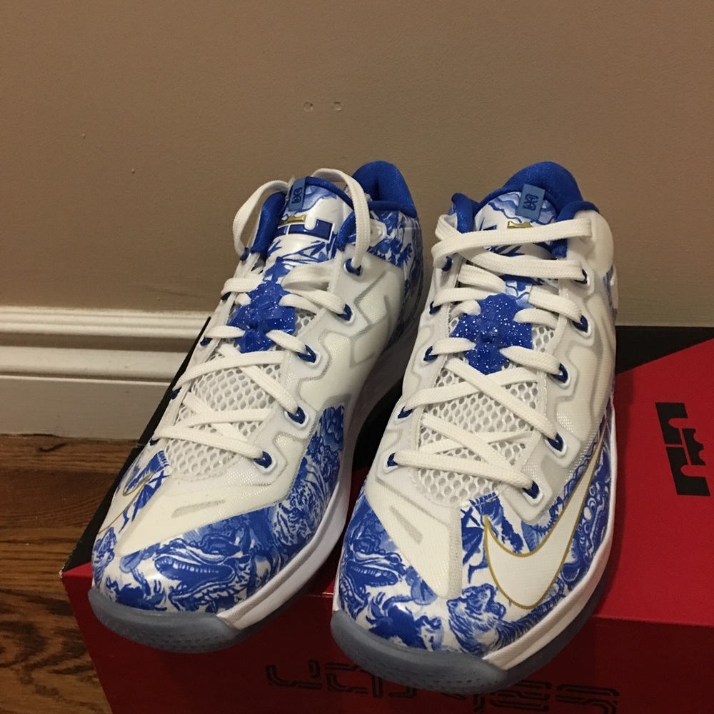 Sneakers - Picture 2 of 5